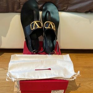 Valentino logo thong sandal